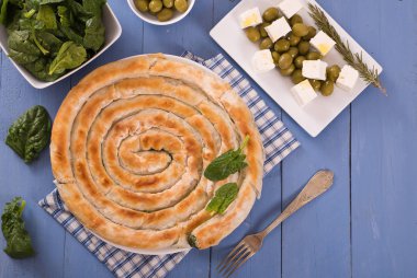 Yunanca ıspanak pasta ahşap tablo. 