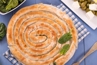 Yunanca ıspanak pasta ahşap tablo. 