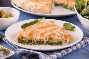 Yunanca ıspanak pasta ahşap tablo. 