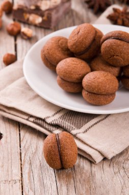 Fındıklı kurabiye sandviç çikolatalı krema ile doldurulmuş. 