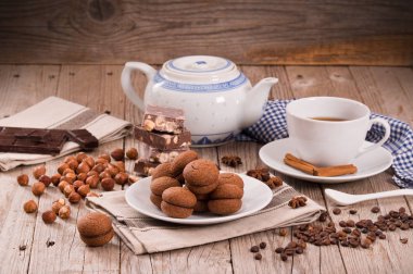 Fındıklı kurabiye sandviç çikolatalı krema ile doldurulmuş. 