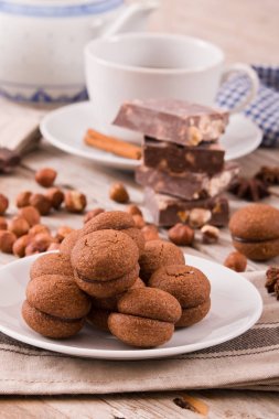 Fındıklı kurabiye sandviç çikolatalı krema ile doldurulmuş. 