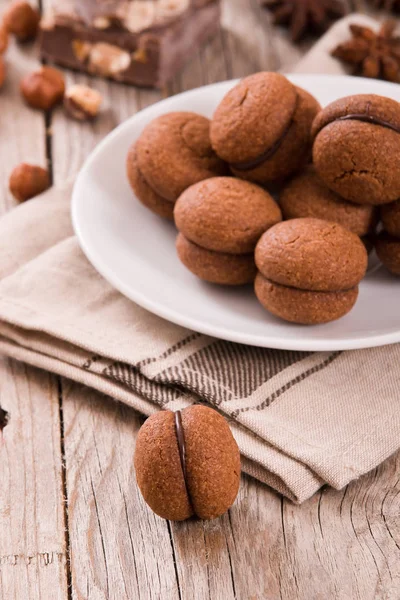 Fındıklı kurabiye sandviç çikolatalı krema ile doldurulmuş. 