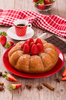 Çilekli kek üzerine kırmızı çanak. 