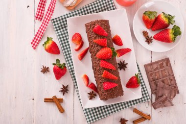 Çikolatalı rulo çilek ile. 