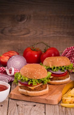 Hamburger kola kesme tahtası üzerinde. 