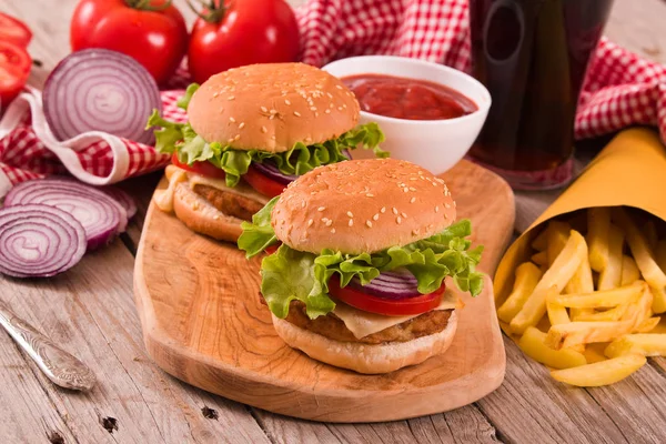 Hamburger Con Coca Tagliere — Foto Stock