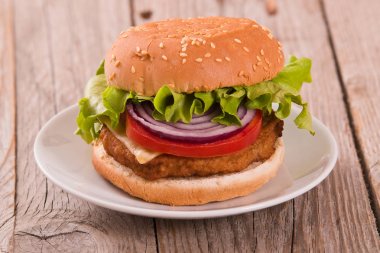 Hamburger kola kesme tahtası üzerinde. 