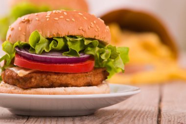 Hamburger kola kesme tahtası üzerinde. 