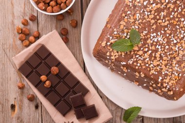 Çikolatalı Fındık Küspesi beyaz çanak üzerinde.