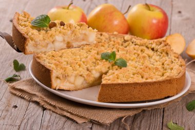 Elma pasta baharat beyaz çanak üzerinde ile harap.