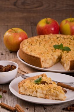 Elma pasta baharat beyaz çanak üzerinde ile harap.