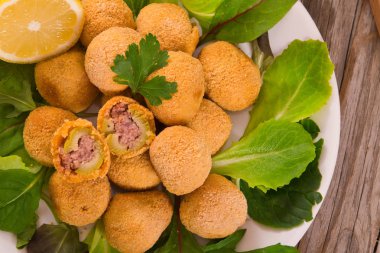 Ascoli beyaz çanak üzerinde zeytin dolması. 