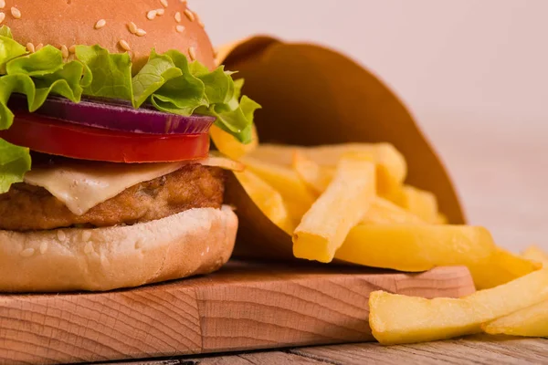 Hamburger Con Patatine Fritte Sul Tavolo Legno — Foto Stock