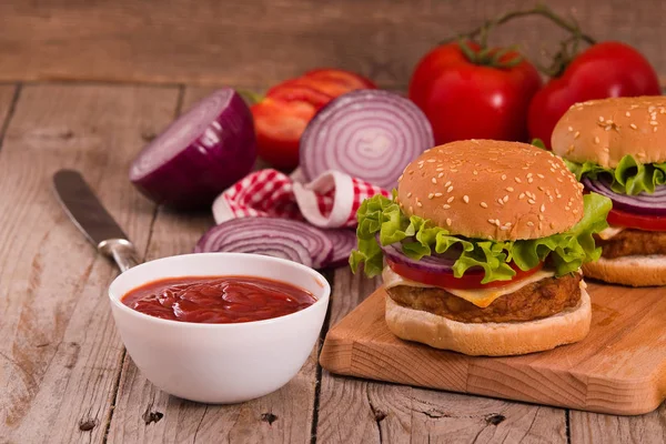 Hamburger Con Patatine Fritte Sul Tavolo Legno — Foto Stock