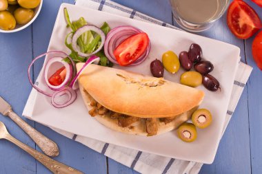 Beyaz çanak üzerinde Yunan pide. 