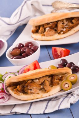 Beyaz çanak üzerinde Yunan pide. 