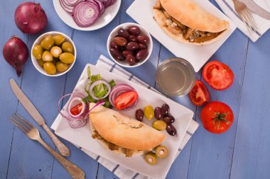 Beyaz çanak üzerinde Yunan pide. 