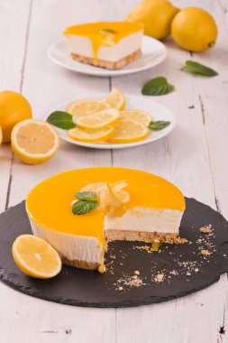 Limonlu cheesecake siyah çanak üzerinde. 