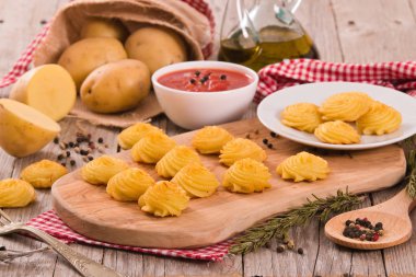 Düşes patateslerin üzerine beyaz tabak. 