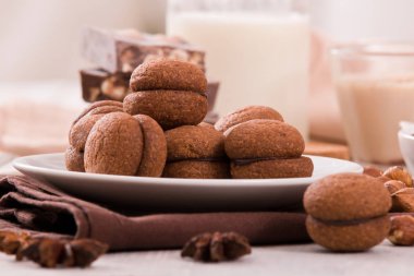 Fındıklı kurabiye sandviç çikolatalı krema ile doldurulmuş. 