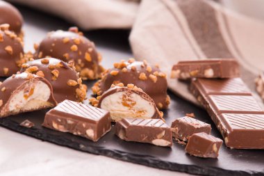 Krem karamel dolgulu çikolata truffles. 