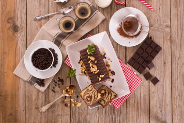 Beyaz tabakta kurutulmuş meyveli mermer pasta..