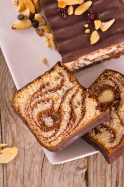 Beyaz tabakta kurutulmuş meyveli mermer pasta..