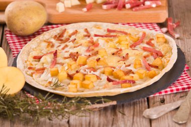 Kızarmış patatesli tart, raclette peyniri ve dumanlı pastırma..