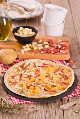 Kızarmış patatesli tart, raclette peyniri ve dumanlı pastırma..