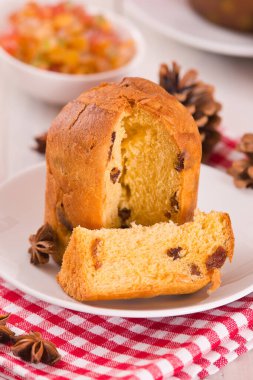 Panettone, İtalyan Noel pastası beyaz tabakta.