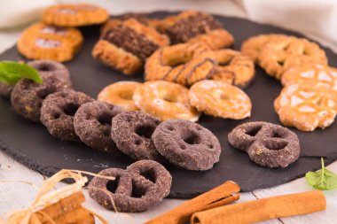 Beyaz tabakta naneli kısa hamurlu hamur bisküvileri..