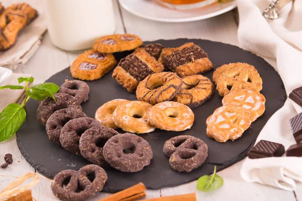 Galletas Masa Shortcrust Con Menta Plato Blanco — Foto de Stock