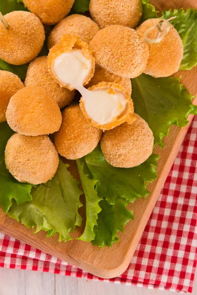 Bolas Queso Mozzarella Frito Tabla Cortar — Foto de Stock