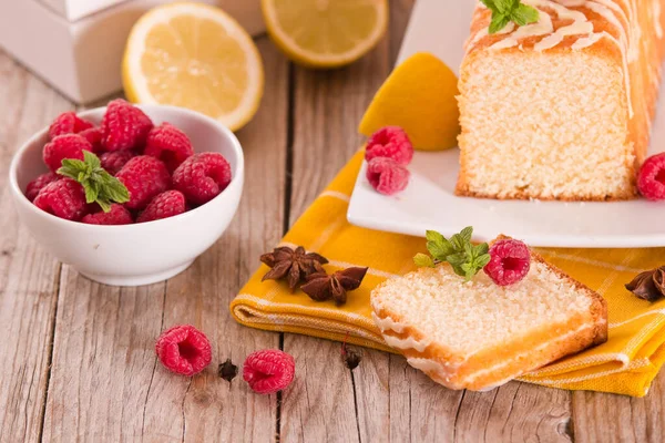 Citroenspons Cake Met Granaatappel — Stockfoto