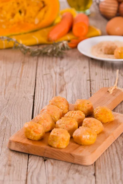 Albóndigas Pollo Con Calabaza Tabla Cortar —  Fotos de Stock