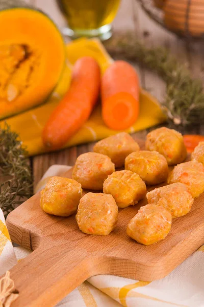 Albóndigas Pollo Con Calabaza Tabla Cortar —  Fotos de Stock