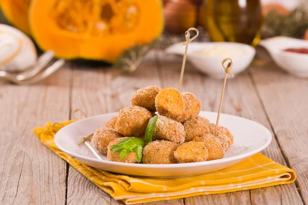 Bakso Labu Ayam Pada Hidangan Putih — Stok Foto