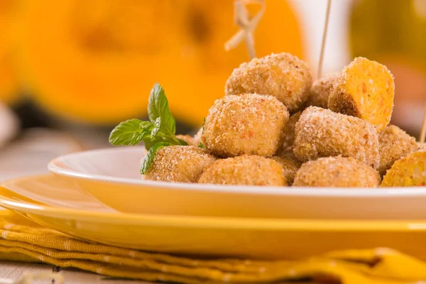 Albóndigas Pollo Con Calabaza Plato Blanco —  Fotos de Stock