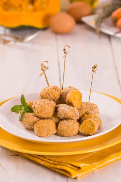 Boulettes Poulet Citrouille Sur Plat Blanc — Photo