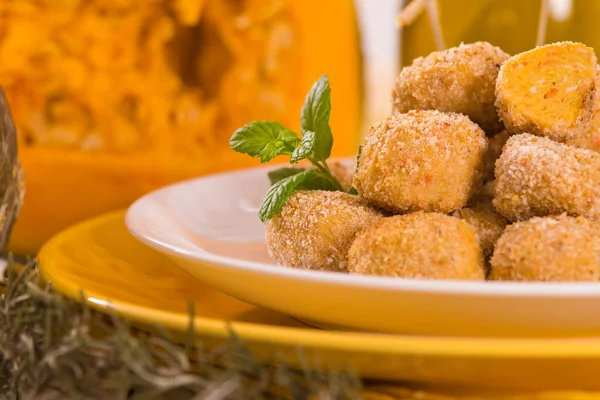 Albóndigas Pollo Con Calabaza Plato Blanco — Foto de Stock