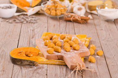 Kesme tahtasında çiğ balkabağı gnocchi.