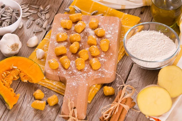 Gnocchi Calabaza Cruda Tabla Cortar — Foto de Stock