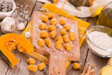 Kesme tahtasında çiğ balkabağı gnocchi.