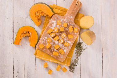 Kesme tahtasında çiğ balkabağı gnocchi.