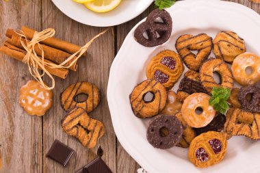 Beyaz tabakta kısa hamurlu bisküviler.