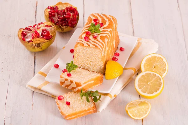 Citronsockerkaka Med Granatäpple — Stockfoto