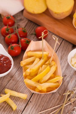 Tahta masada domates soslu patates kızartması..