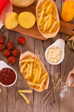 Tahta masada domates soslu patates kızartması..