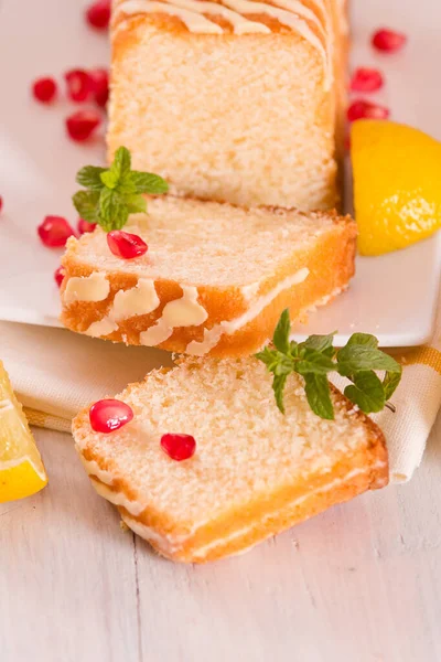 Citroenspons Cake Met Granaatappel — Stockfoto